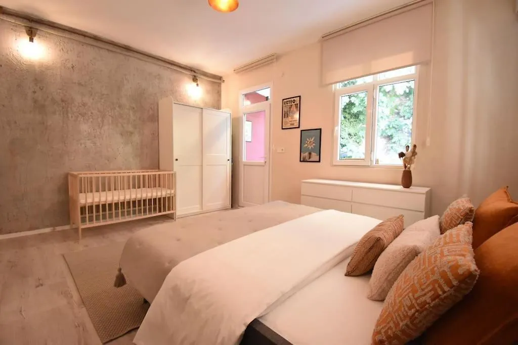 Stunning 6Br 4Bath Near Tram Villa Istanbul 0*,
